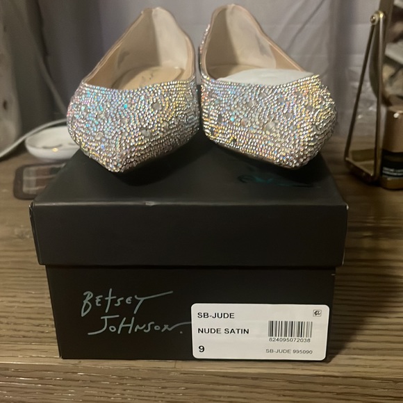 Size 9 Betsy Johnson Crystal Pavé Pointed Toe Flat - Picture 4 of 5